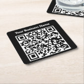 Geschäftsname plus QR-Code auf einem Rechteckiger Pappuntersetzer (angewinkelt)