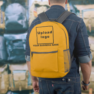 Geschäftsname und Logo auf orangem Rucksack