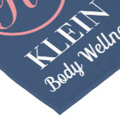 Geschäftstabelle mit Ihrem Logo und Text Kurzer Tischläufer (Ecke)