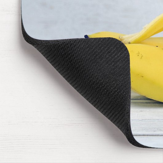 geschälte Banane auf Holz Mousepad (Ecke)