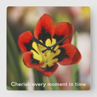 Geschätzt zu werden Blume Quadratische Wanduhr