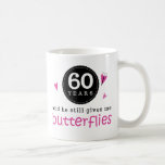 Geschenk für den 60. Hochzeitsstipenstil Kaffeetasse<br><div class="desc">Dieses niedliche Paar Schmetterlinge mit dem Satz von 60 Jahren und er gibt mir noch Schmetterlinge. Eine tolle Geschenkidee für ein 60-jähriges Hochzeitsgeschenk. Das ist ein tolles Geschenk zum 60. Geburtstag für sie oder ihn.</div>