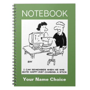 Geschenk für Hundebesitzer. Ein Hund spielt an ein Notizblock