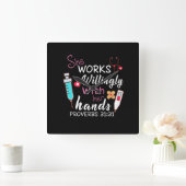 Geschenk für Krankenschwester | Sie arbeitet bewus Quadratische Wanduhr (Zuhause)