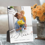 Geschenk für Mama | Mother's Day Full Foto Mama Sc Fotoplatte<br><div class="desc">Schick deiner Mutter ein wunderschönes personalisiertes Geschenk,  das sie für immer schätzen wird. Spezielle personalisierte Mutter-Tag Foto Collage-Plakette,  um Ihre eigene besondere Familie Foto und Erinnerungen zeigen. Unser Design zeichnet sich durch ein einfaches Single-Vollbild mit Foto-Design aus,  das in einem schönen,  handgeschriebenen Schwarz-Script-Stil-Overlay gestaltet wurde. Anpassen mit Familiennamen.</div>