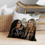 Geschenk für Schwestern Beste Freundinnen Foto Kissen<br><div class="desc">Ein besonderes und unvergessliches Foto Kissen Geschenk für Schwestern. Das Design verfügt über ein komplettes Foto, mit dem Sie Ihr eigenes Foto vorne und hinten anschauen können. "Sister" ist in einem stylischen Imitat in rot rosa goldfarbenen Kalligraphie entworfen und mit Schwesternamen versehen. Schicken Sie sich und Ihren Schwestern ein unvergessliches...</div>