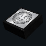 Geschenk zum 25. Hochzeitstag Erinnerungskiste<br><div class="desc">Schwarzer verzierter Blütenkreis auf metallischem silberfarbenem Hintergrund,  anpassbarer Silberhochzeitalter. Feiern Sie 25 Jahre glücklicher Erinnerungen. Anpassbare schwarze Typografie. Weißer Diamant Herzakzent.</div>