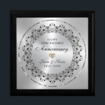 Geschenk zum 25. Hochzeitstag Erinnerungskiste<br><div class="desc">Mit diesem eleganten Design begehen Sie Ihr 25-jähriges Jubiläum - eine verzierte Mandala aus schwarzem Weiß auf einem silbernen Bild aus Metall. Sie sind stündlich mit weißen Diamanten geschmückt - in schwarzem Schwarz in einem glänzenden silbernen Kreis.</div>