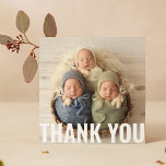Geschenkartikel für Babys Vielen Dank für Ihre neu Dankeskarte<br><div class="desc">Babygeschenktriplets Dankeschön Neugeborene Kinderdusche Dankeschön Die Karten zeigen Ihr Lieblings-Foto mit dem Text "Danke" in elegantem, modernem, weißem Schriftsatz vorne und einem zusätzlichen Foto und Ihrer personalisierten Botschaft auf der Rückseite. Personalisieren Sie den Text durch Bearbeiten in den bereitgestellten Textfeldern. FOTO TIPP: Zentrieren Sie Ihr Foto vor dem Hochladen nach...</div>