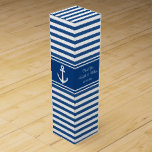 Geschenkbox für Gastgeschenk Hochzeiten aus Navy Wein-Geschenkverpackung<br><div class="desc">Elegante marineblaue und weiße Ankerweinschachtel Gastgeschenk Hochzeit mit gestreiftem Muster. Niedliches Gastgeschenk für Braut,  Bräutigam,  Hochzeitsmädchen,  Trauzeugen,  Gäste,  Freunde,  etc. Segel Thema mit Ankern sind Wiki. Benutzerdefiniertes Farbstreifendesign. Personalisiert mit Dankeschön Nachricht,  Name und Datum der Ehe. Symbol für Schiffsanker/Schiffsanker.</div>