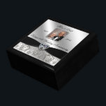 Geschenkboxen zum 60. Hochzeitstag Foto<br><div class="desc">Ein Digitalbcon-Bilderdesign mit einem Black Satin Ribbon, Diamond und Platinum Silver Blühe Frame-Thema mit einer Vielzahl von individuellen Bildern, Formen, Mustern, Stilen und Schriftart in dieser einzigartigen "Diamond Wedding Anniversary"-Foto-Geschenkboxen. Dieses elegante und attraktive Design kommt mit individualisierbarem Foto-Bild und Textschrift auf der Vorderseite und wird Ihnen mit Sicherheit jahrelangen Genuss...</div>