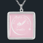 Geschenke für Frauen im Ewigen Erbe Versilberte Kette<br><div class="desc">Präsentiere sie mit der Halskette 'Dein Vermächtnis lebt auf', eine herzliche Hommage an ihren anhaltenden Einfluss. Dieses exquisite Rentengeschenk für Frauen verbindet Präzision und Leidenschaft und symbolisiert das Wesen eines bleibenden Erbes. Sein elegantes Design erweckt Aufmerksamkeit und erlaubt ihr, ihre Geschichte mit Stolz zu tragen. Mit dieser zeitlosen Hommage kann...</div>