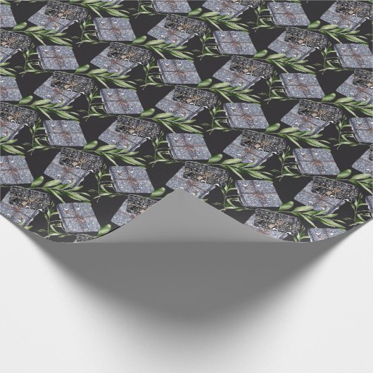 Geschenke, grüne Blätter, dunkler Hintergrund. Chr Geschenkpapier (Ecke)