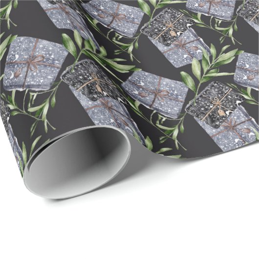 Geschenke, grüne Blätter, dunkler Hintergrund. Chr Geschenkpapier (Rolleneckpunkt)