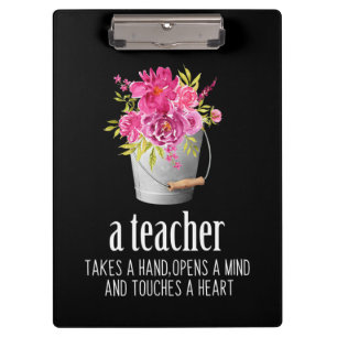 Geschenke Lehrer   Ein Lehrer nimmt die Hand Klemmbrett