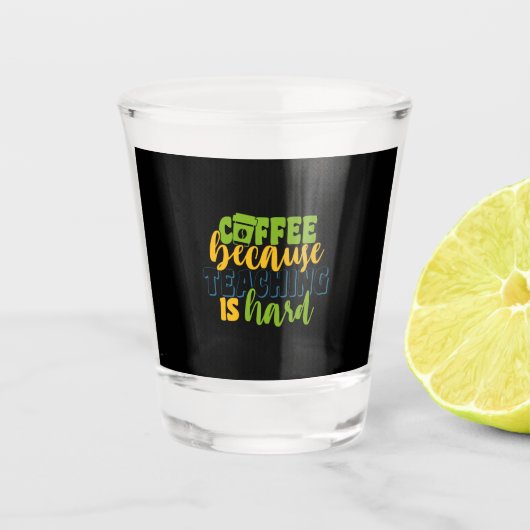 Geschenke Lehrer | Kaffee, weil das Unterrichten s Schnapsglas (Vorderseite)