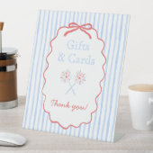 Geschenke- und Kartenzeichen am 4. Juli gestrichen Sockelschild (In Situ)