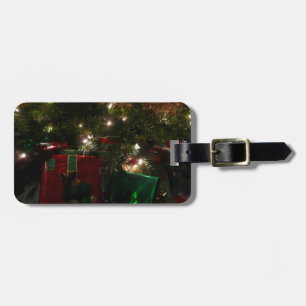Geschenke unter dem Baum Weihnachtsfeiertag Gepäckanhänger