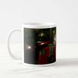 Geschenke unter dem Baum Weihnachtsfeiertag Kaffeetasse