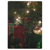 Geschenke unter dem Baum Weihnachtsfeiertag Klemmbrett (Rückseite)