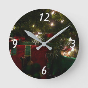 Geschenke unter dem Baum Weihnachtsfeiertag Runde Wanduhr