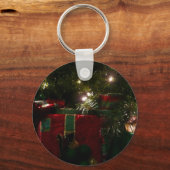 Geschenke unter dem Baum Weihnachtsfeiertag Schlüsselanhänger (Rückseite)