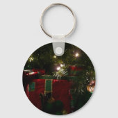 Geschenke unter dem Baum Weihnachtsfeiertag Schlüsselanhänger (Rückseite)
