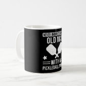 Geschenke von Pickleball unterschätzen niemals ein Kaffeetasse (Vorderseite Links)
