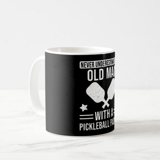 Geschenke von Pickleball unterschätzen niemals ein Kaffeetasse (Vorderseite Links)
