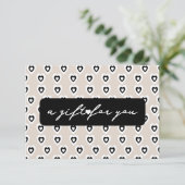 Geschenkgutschein für modernes Herzmuster Einladung (Stehend Vorderseite)