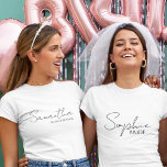Geschenkideen für personalisierte Trauzeugin T-Shirt<br><div class="desc">Suchen Sie nach dem perfekten Weg, um Ihrer Trauzeugin zu zeigen, wie viel sie Ihnen bedeutet? Entdecken Sie unsere personalisierte Trauzeugin Geschenke, exklusiv auf Zazzle erhältlich! Egal, ob sie Ihre Vertraute, Ihre Unterstützerin oder Ihre rechte Frau während Ihrer gesamten Reise zum Gang war, diese nachdenklichen Geschenke werden sicher Ihre Dankbarkeit...</div>