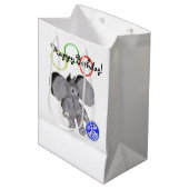 Geschenktasche - Happy Birthday Elephant Mittlere Geschenktüte (Vorderseite Schrägansicht)