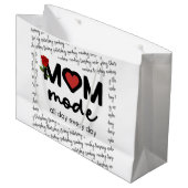 Geschenktasche 'Mama-Modus jeden Tag' Große Geschenktüte (Vorderseite Schrägansicht)