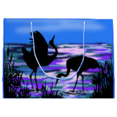 Geschenktasche mit Cranes Bird bei Sunset Lake Große Geschenktüte (Rückseite)