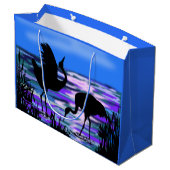 Geschenktasche mit Cranes Bird bei Sunset Lake Große Geschenktüte (Rückseite Schrägansicht)