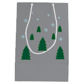Geschenktasche - Pinienwald mit Schneeflocken Mittlere Geschenktüte (Rückseite)