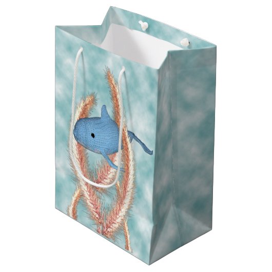 Geschenktasche - Schwimmwal und Oktopus Mittlere Geschenktüte (Vorderseite Schrägansicht)