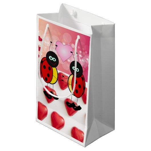 Geschenktasche Valentine's Ladybug Kleine Geschenktüte (Vorderseite Schrägansicht)