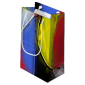 Geschenktüte rot, gelb, schwarz und blau (Rückseite Schrägansicht)
