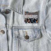 GESCHICHTE: Menschenmenge bei der Einweihungsfeier Button (Beispiel)