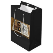 Geschichtsbuch öffnen  mittlere geschenktüte (Vorderseite Schrägansicht)