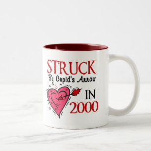 Geschlagen durch den Pfeil des Amors im Jahre 2000 Zweifarbige Tasse