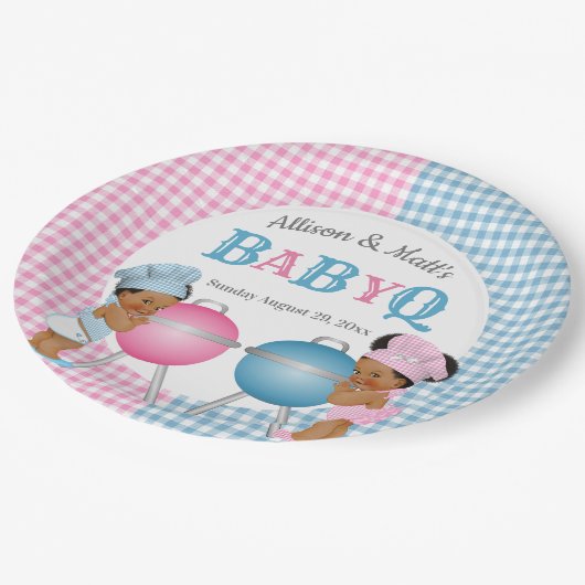 Geschlecht decken rosa blaue Gingham-Baby Q Pappteller (Schrägansicht)