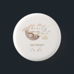 Geschlechtsneutral abwarten, bis Moon Star Mommy Button<br><div class="desc">Niedliche Schlafkuh zum Thema Mond,  Design mit Beige,  Braun,  Bräunungscreme,  Bräunung. Babydusche mit Aquarellbild eines Krübes mit Boho Mond,  Wolke,  Stern. Im Text steht "Wir können früh warten!" und "Mommy-to-be" Dieser Knopf ist ideal für eine geschlechtsneutrale Dusche im Winter,  Frühling,  Herbst und Sommer.</div>