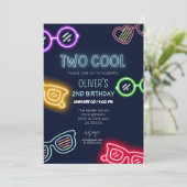 Geschlechtsneutral lustiger 2. Geburtstag Einladung (Stehend Vorderseite)