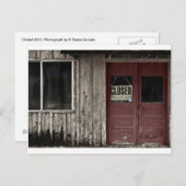 Geschlossen - rote alte Tür Postkarte (Vorne/Hinten)