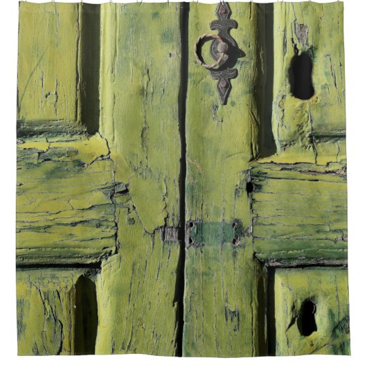 Geschlossene braune Holztür mit 2 Paneelen Duschvorhang (Vorderseite)