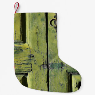 Geschlossene braune Holztür mit 2 Paneelen Kleiner Weihnachtsstrumpf