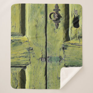 Geschlossene braune Holztür mit 2 Paneelen Sherpadecke