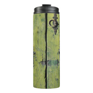 Geschlossene braune Holztür mit 2 Paneelen Thermosbecher